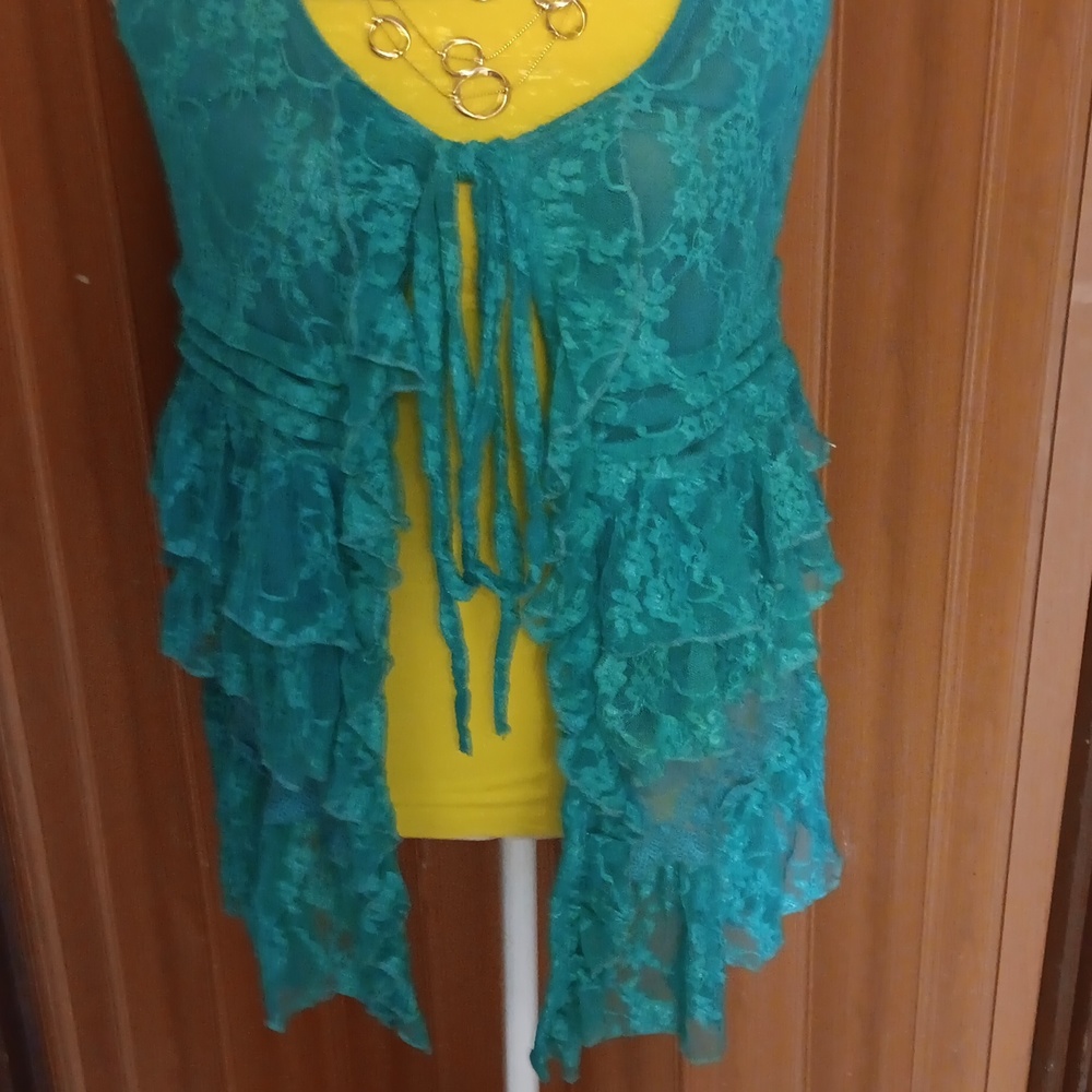 AVAILABLE FLORAL LACE TOP - Picture 4 of 8